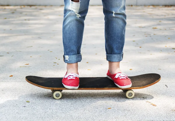 Junge Hipster mit Skateboard — Stockfoto