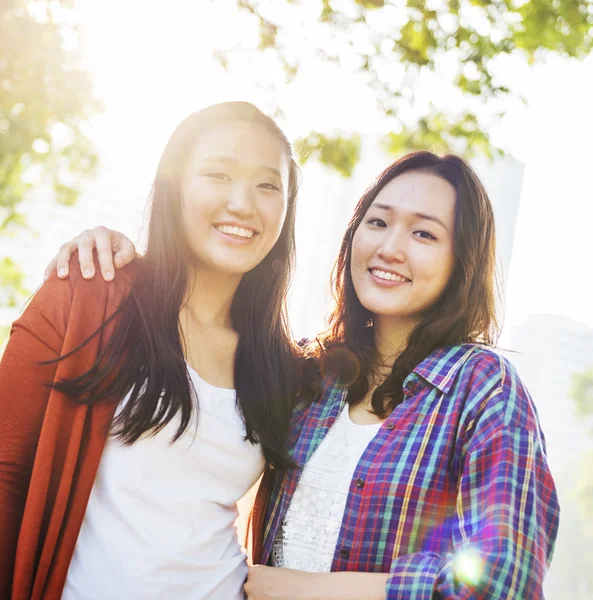 Schattig aanhankelijk zusters — Stockfoto