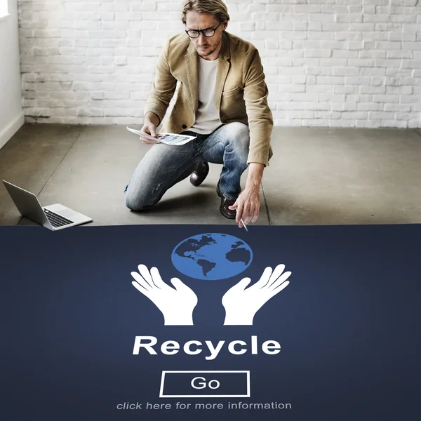 Zakenman werken met recycle — Stockfoto