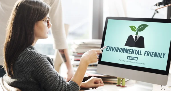 Mulher mostrando no monitor com ambientalmente amigável — Fotografia de Stock