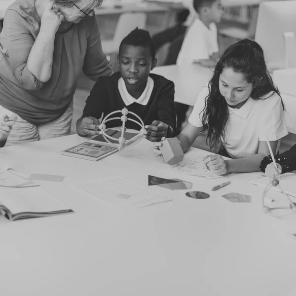 Children studying in library — Stock fotografie