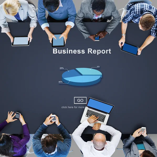 Personer som använder enheter och Business Report — Stockfoto