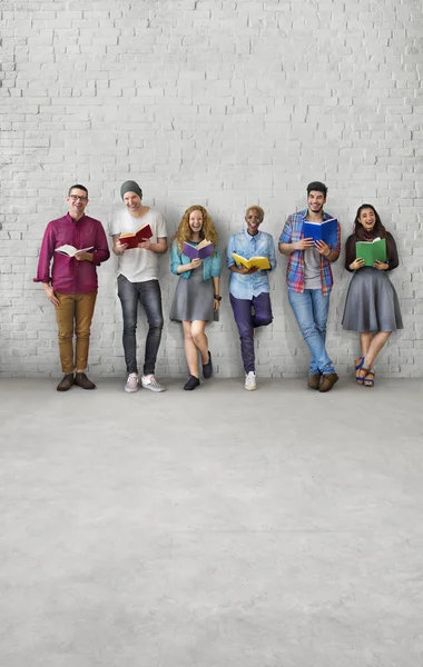 Diversiteit mensen en boeken — Stockfoto