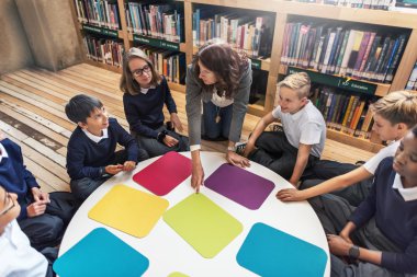 kadın öğretmen ders öğrenciler ile sahip