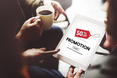 İnsanlar kahve molası internet tarama