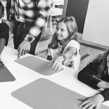 Kitaplığı'nda okuyan çocuk