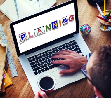 dizüstü bilgisayar kullanan adam