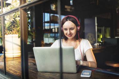 Dizüstü bilgisayarda çalışan kadın