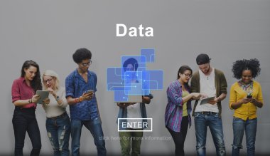 Dijital cihazlar, kullanan öğrenciler internet'te sörf 