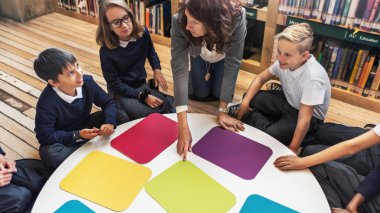 kadın öğretmen ders öğrenciler ile sahip