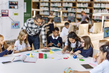 öğretmen ders öğrenciler ile sahip