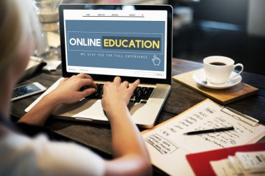 Onu iş yerinde dizüstü bilgisayar kullanan kadın