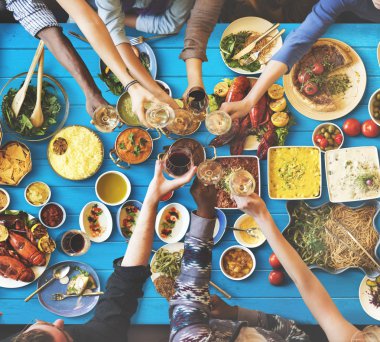 arkadaşlar büyük tablo için yemek