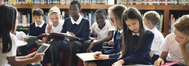 kitaplar kütüphane sınıf ile okul