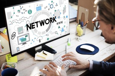 İşadamı bilgisayar ağ kavramı ile kullanma