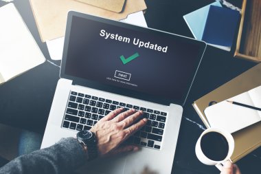  Onun iş yerinde dizüstü bilgisayar kullanan adam işlem çalışma