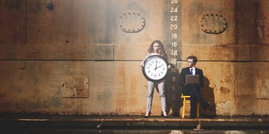 İş adamları ile saat kavramı 