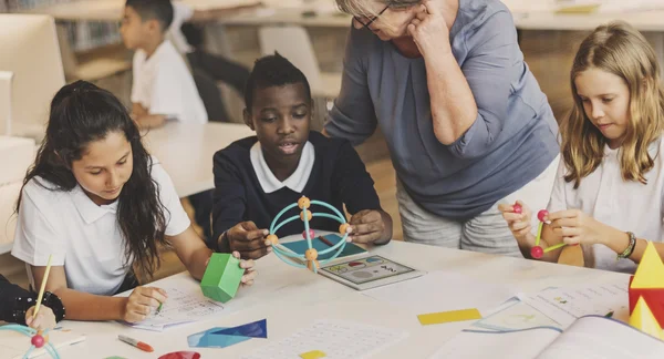 Bambini che studiano in biblioteca — Foto Stock