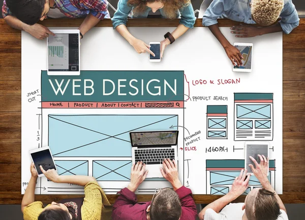 Personer med enheter och webbdesign — Stockfoto