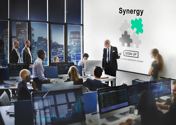 Pessoas de negócios trabalhando e sinergia — Fotografia de Stock