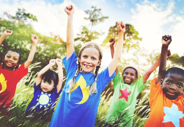 Niños multiétnicos al aire libre — Foto de Stock