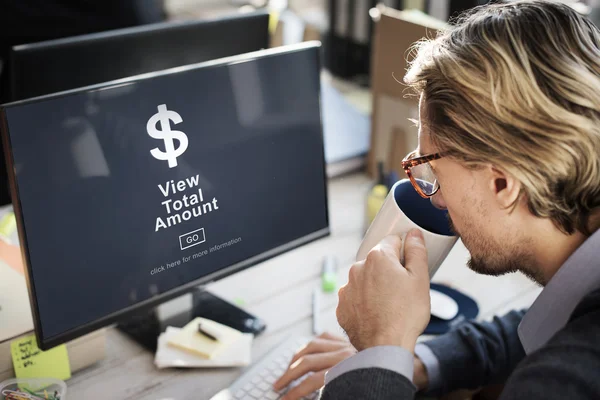 Geschäftsmann im Büro arbeitet mit Computer — Stockfoto