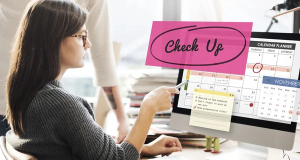 Mulher mostrando no monitor com check-up — Fotografia de Stock