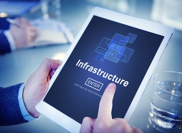 Homem usando tablet e conceito de infraestrutura — Fotografia de Stock
