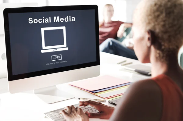 Dator med sociala medier på bildskärmen — Stockfoto