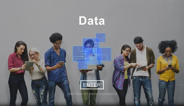 Estudantes usando dispositivos digitais, navegando na internet — Fotografia de Stock