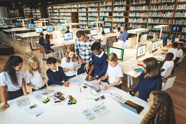 Teacher having lesson with pupils — Stockfoto