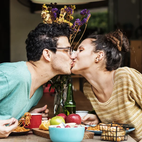 Paar isst Essen — Stockfoto