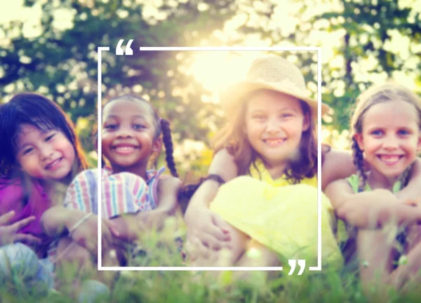 Enfants multiethniques à l'extérieur — Photo