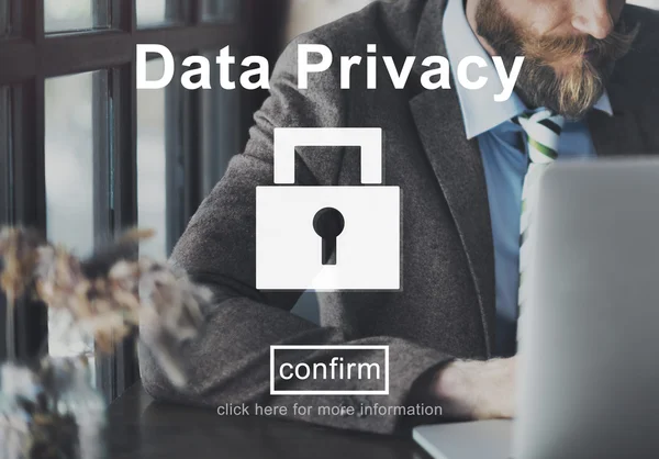 Zakenman die werken op de laptop en gegevens privacy — Stockfoto