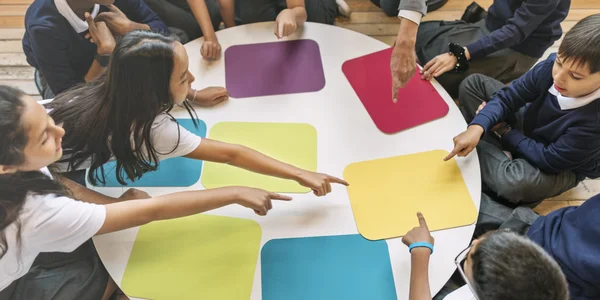 Klassenkameraden haben Kunstunterricht — Stockfoto