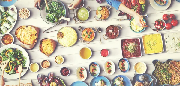 Amigos comiendo para la mesa grande —  Fotos de Stock