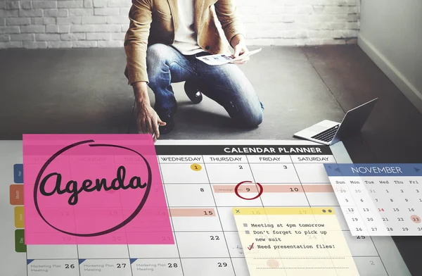 Empresário que trabalha com agenda — Fotografia de Stock