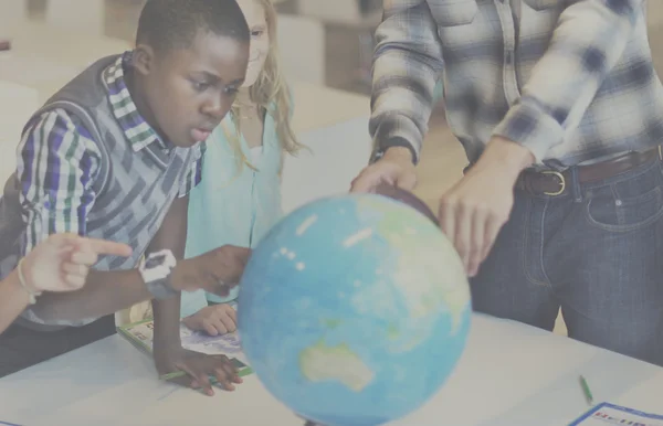 Schüler haben Unterricht in der Schule — Stockfoto