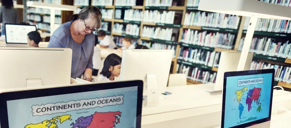 Kinderen die studeren in de bibliotheek — Stockfoto