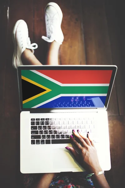 Portátil con bandera de Sudáfrica en la pantalla — Foto de Stock