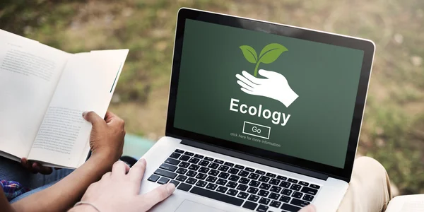 Studenten laptop gebruikt, studeren — Stockfoto