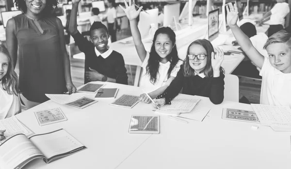 Children studying in library — Φωτογραφία Αρχείου