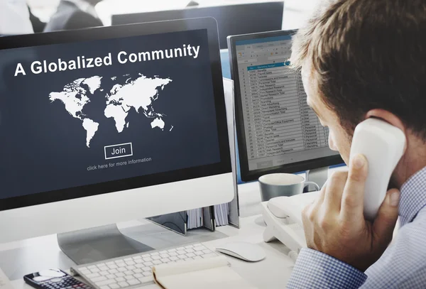 Computer met geglobaliseerd Gemeenschap op monitor — Stockfoto