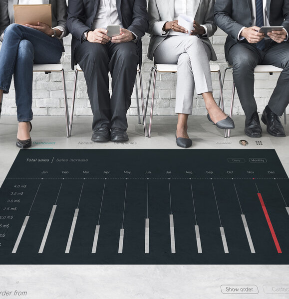 Бизнес-люди и график
