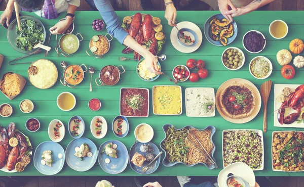 Freunde essen für großen Tisch — Stockfoto