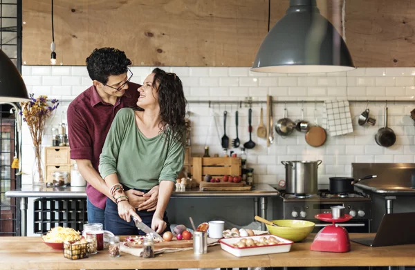 Pareja cocina comida — Foto de Stock