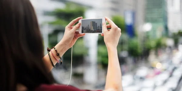 背面ビューの女性旅行者 — ストック写真