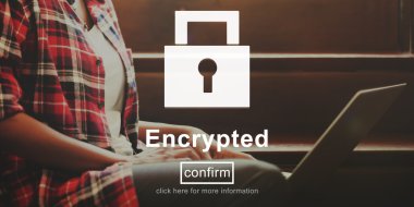 laptop ile şifrelenmiş çalışan kadın