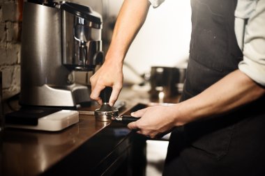 Barista kahve yapıyor makine 