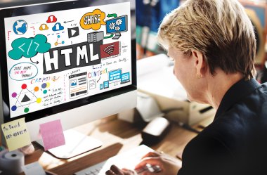 İş kadını ofiste çalışıyor.